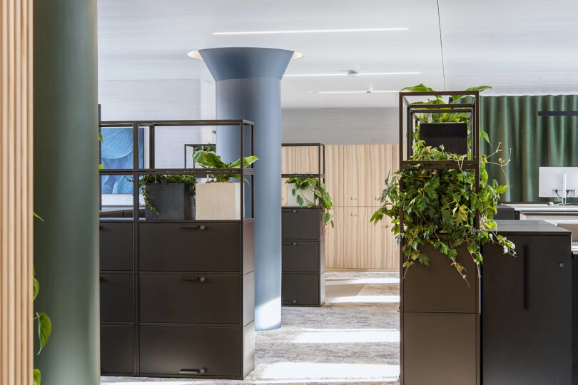 Rahn + Bodmer Durchgangsbereich im Grossraumbüro mit neuer Gebäudetechnik
