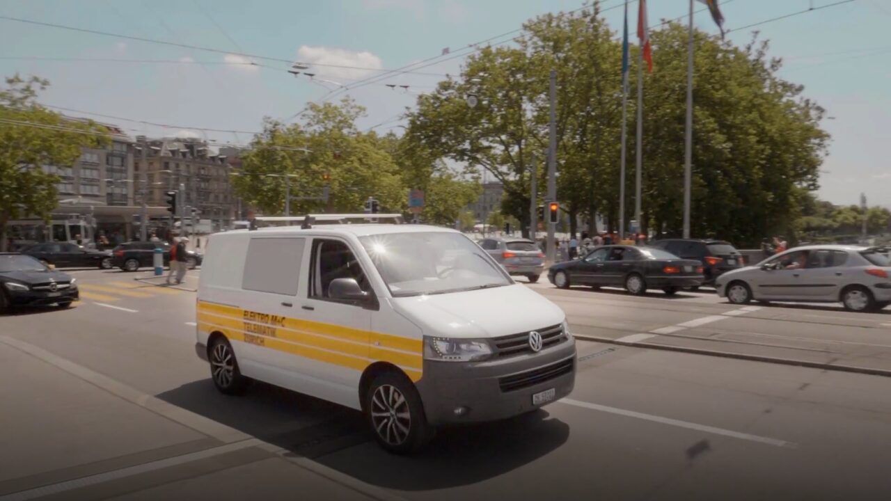 Elektro M+C Fahrzeug unterwegs in Zürich