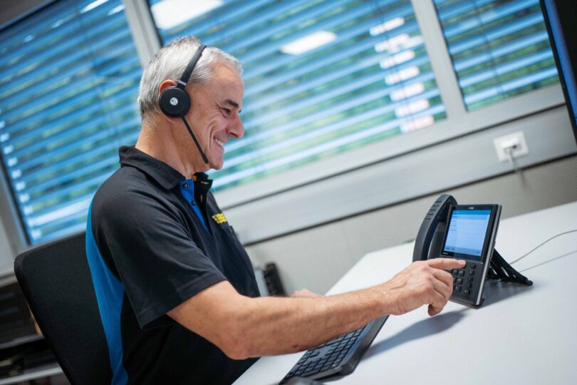 Telematiker bei Installation am Telefon